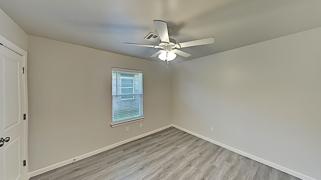 Building Photo - 3 Bedroom 2 Bath 2 Car Garage Duplex in Great location close to the Broadway Extension and 8 minu...