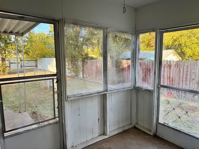 Building Photo - 3 Bed 1 Bath Craftsman Home