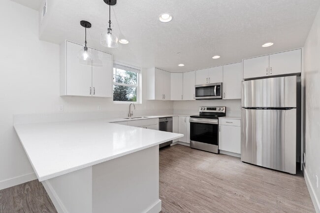 Building Photo - "Discover Comfort & Style: Spacious 3-Bed,...