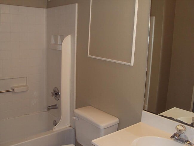 Building Photo - 7411 Village Lake Dr