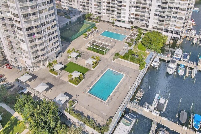 Building Photo - 18051 Biscayne Blvd