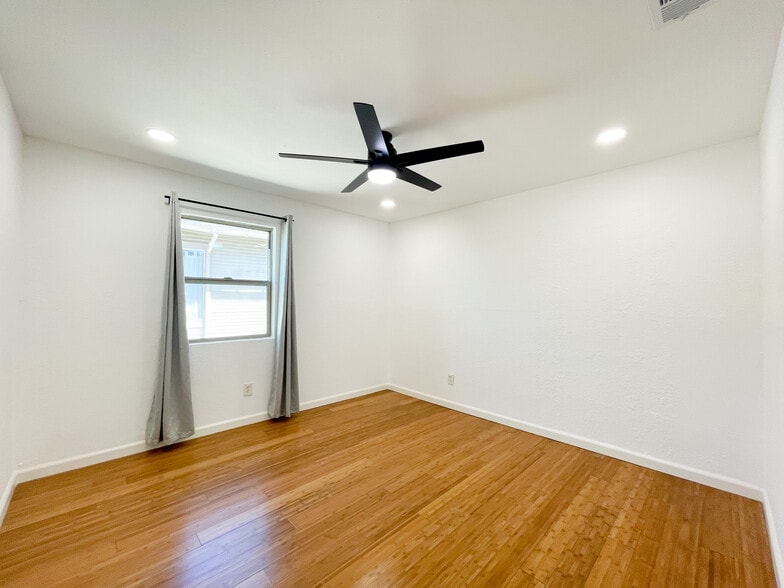 Building Photo - 958 Camulos St