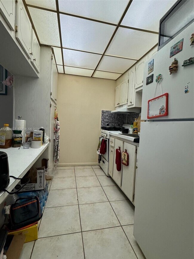 Building Photo - 2200 E Hallandale Beach Blvd