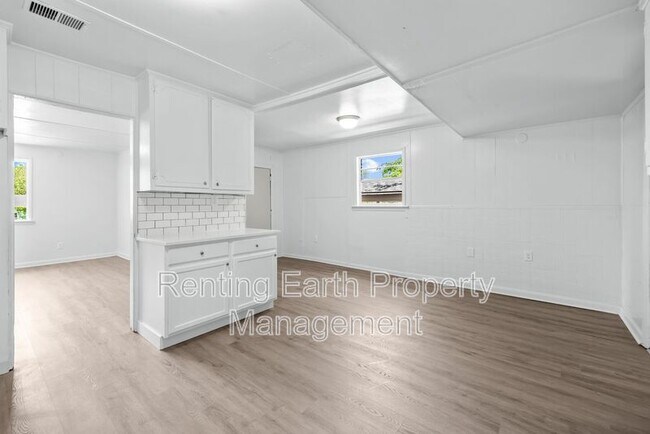 Building Photo - 108 E Ann Dr SW