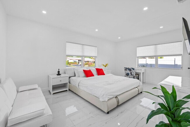 Building Photo - 1260 SW 32nd St