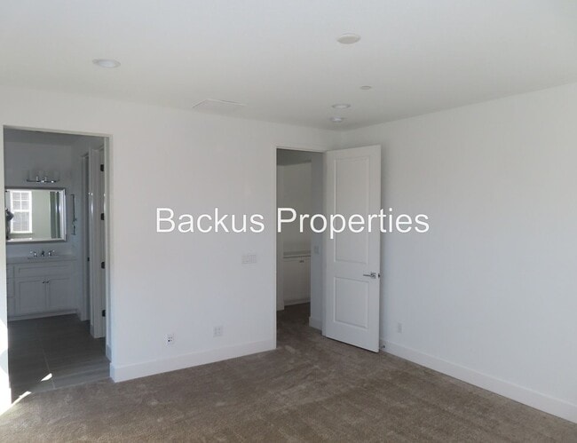 Building Photo - Newer home in Dunes Community