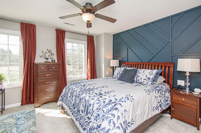 Building Photo - Spacious Home with Hot Tub, Fenced Yard an...