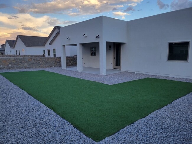 Building Photo - LUXURIOUS EASTSIDE HOME FOR RENT