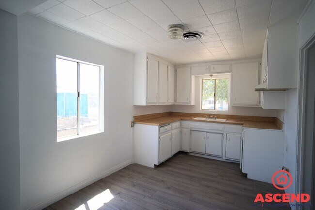 Building Photo - 214 E Belle Ave