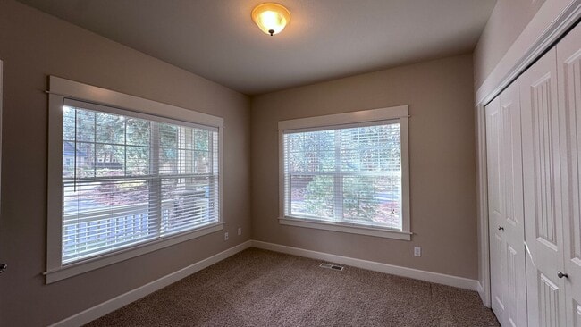 Building Photo - Sign your lease by December 31st and enjoy a $1,000 rent discount applied at move-in!