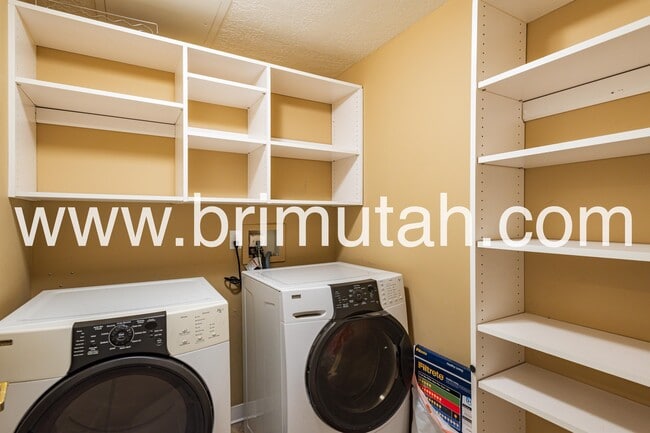 Building Photo - 3075 E Kennedy Dr
