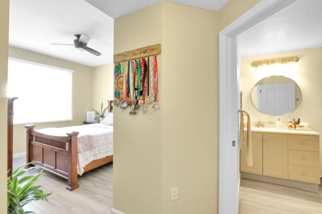 Building Photo - 2111 Myrtlewood Cir E