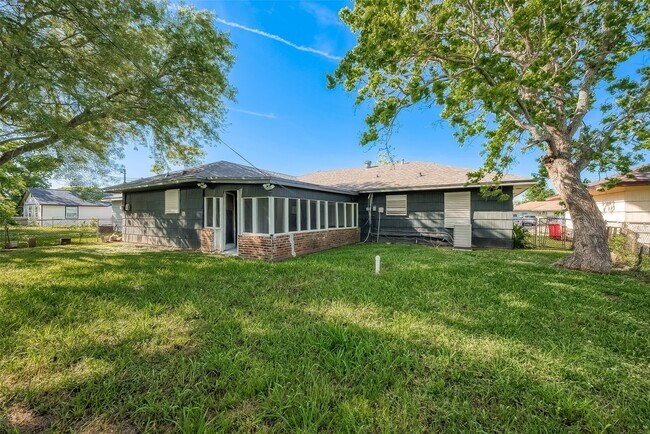 Building Photo - 715 W 9th St