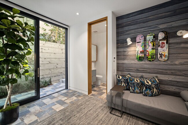 Building Photo - 124 15th Pl