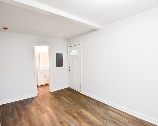 Building Photo - Welcome to this charming 3-bedroom, 1-bath...