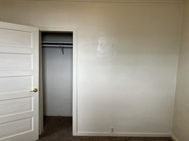 Building Photo - 570 Silver St