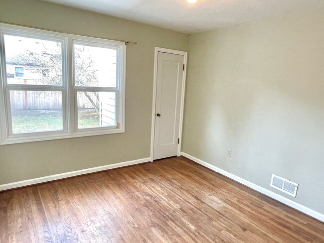 Building Photo - Concordia 3 bedroom, 1 1/2 bath house with...