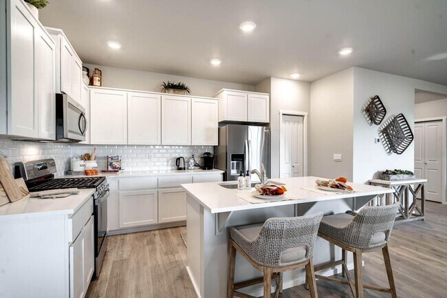 Building Photo - Modern 4 bedroom with den and neighborhood pool!