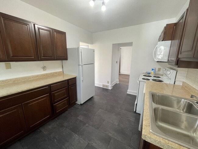 Building Photo - 102-104 Morley Pkwy