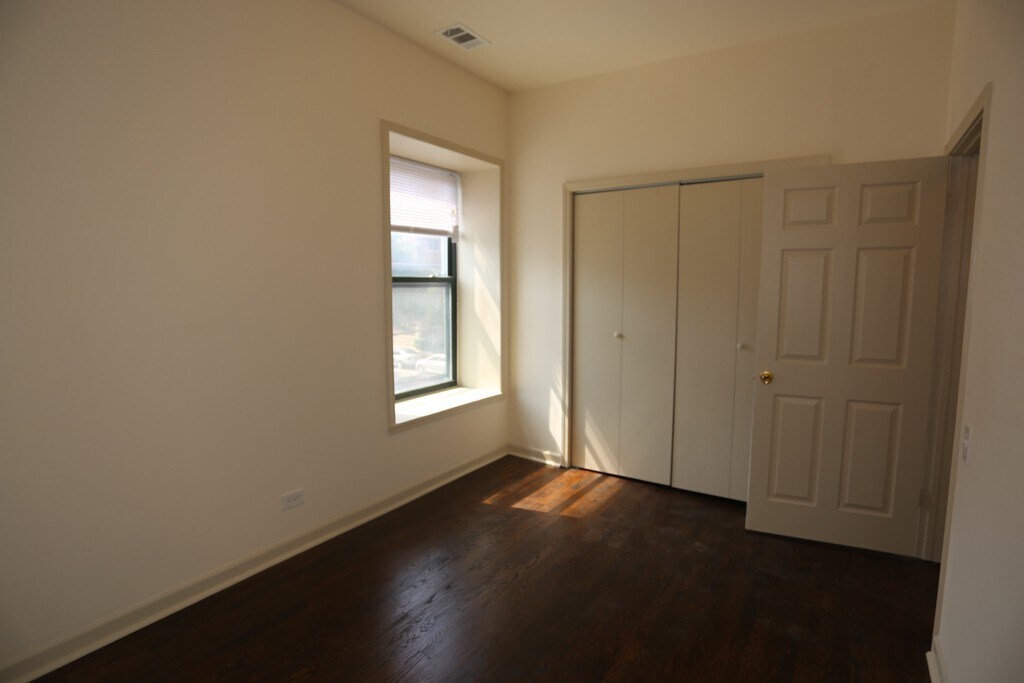 Building Photo - 1315 W Leland Ave
