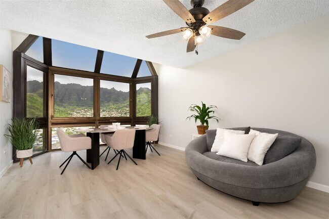 Building Photo - 531 Hahaione St