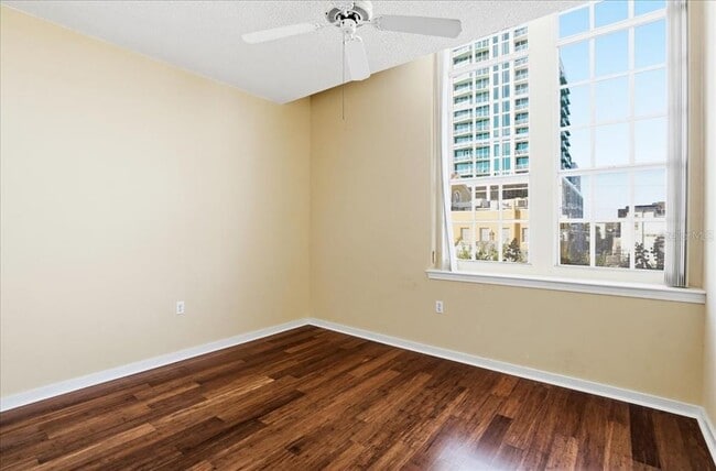 Building Photo - 701 Mirror Lake Dr N