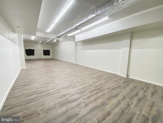 Building Photo - 1433 Vernon Rd