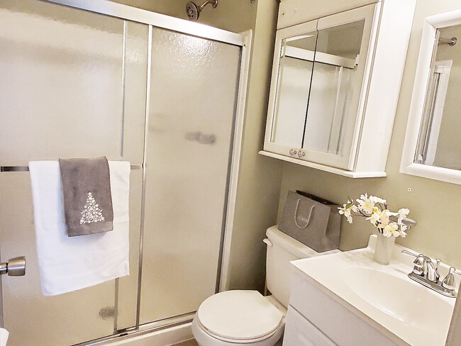 Building Photo - 688 W Paddle Wheel Ct