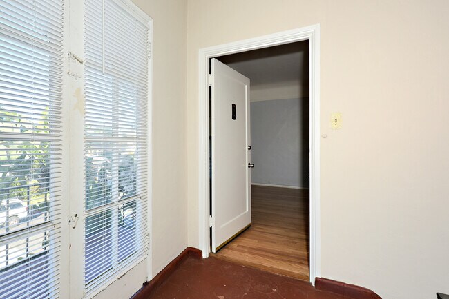 Building Photo - 630 Naranja Dr