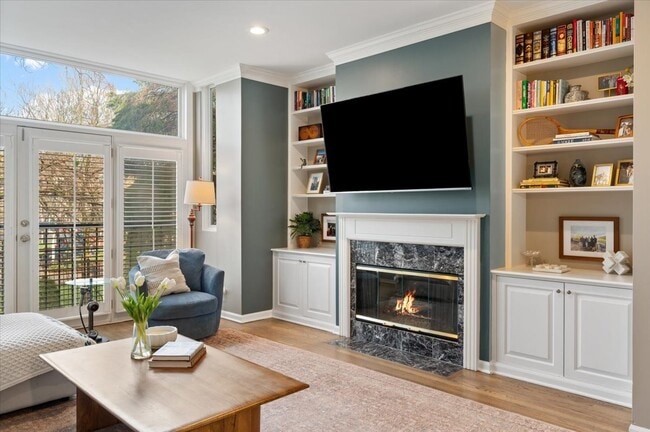 Building Photo - 1214 W School St