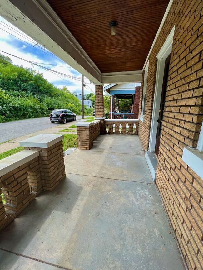 Building Photo - Adorable Dayton KY Craftsman Home!