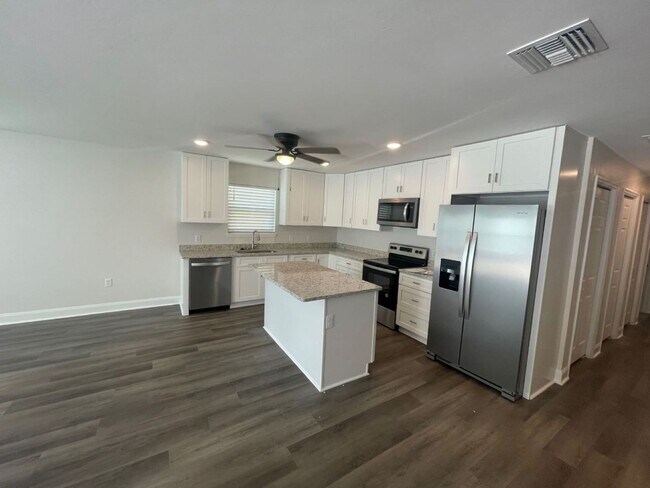 Building Photo - 6542 NW 109th Pl