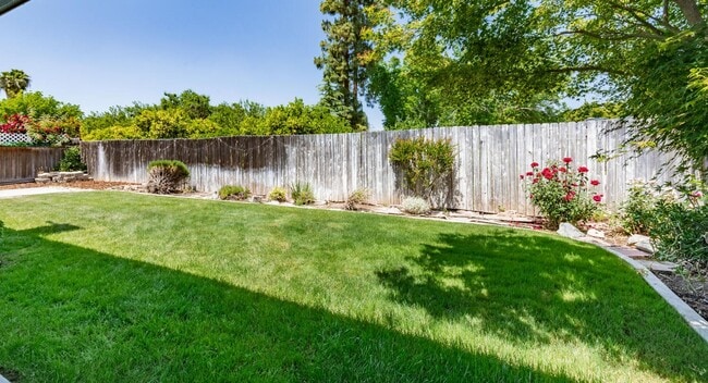 Building Photo - Charming 3-Bedroom Home with Beautifully U...