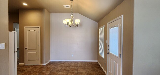Building Photo - 3/2 duplex close to Clear Creek Gate viewable 8/05/2026