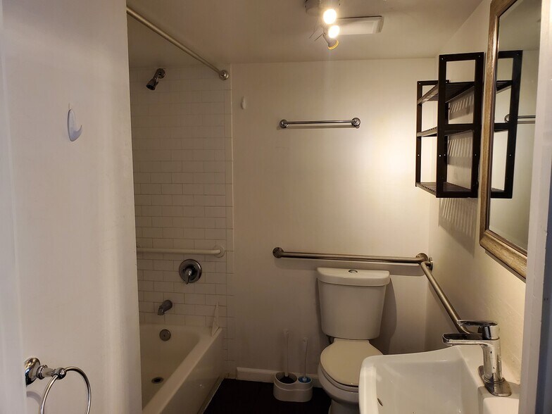 Building Photo - 1534 W Pierce St