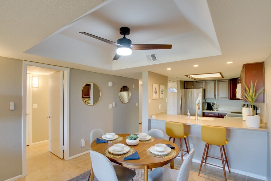 Building Photo - 7910 E Thomas Rd