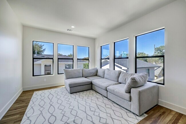 Building Photo - 4715 McKinney St