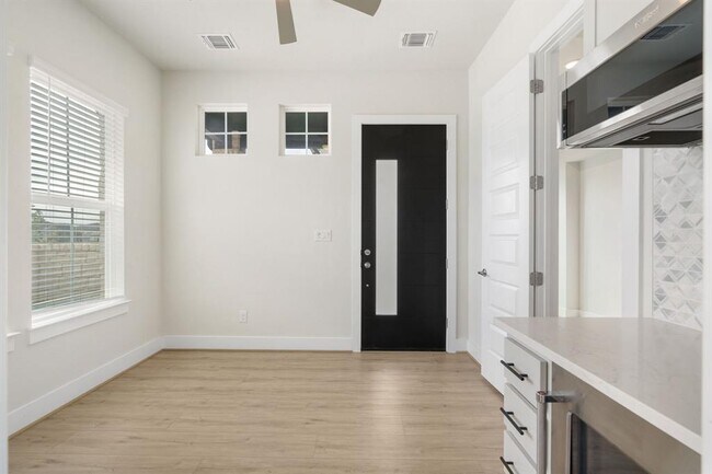 Building Photo - 504 Tomichi Trl