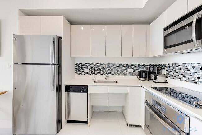 Building Photo - 2602 E Hallandale Beach Blvd