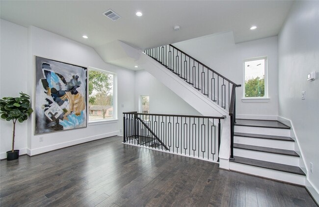 Building Photo - 5024 Winnetka St
