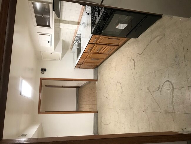 Building Photo - 1315 W 31st St