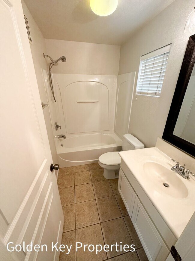Building Photo - Beautiful, highly desirable end-unit in Co...