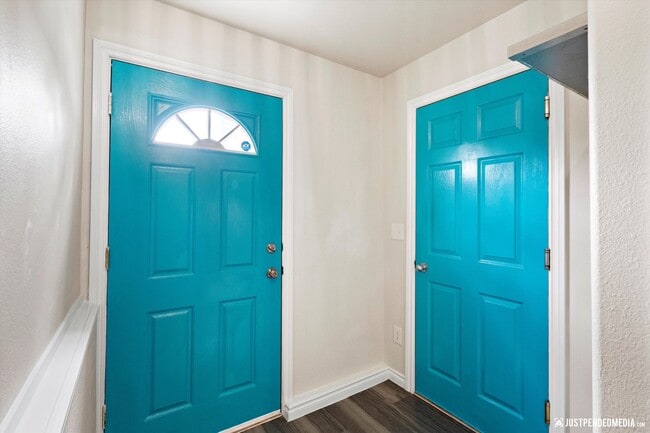 Building Photo - Modern & Stylish Townhome!