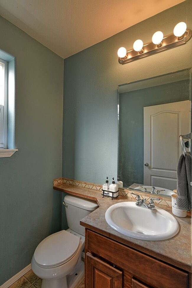 Building Photo - Spacious Craftsman Style Home - Pet Friendly!