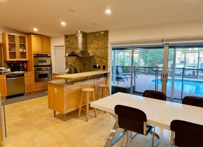 Building Photo - 2524 Gulfstream Ln