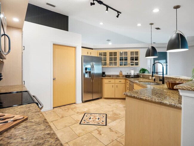 Building Photo - 6 Clinton Ct N