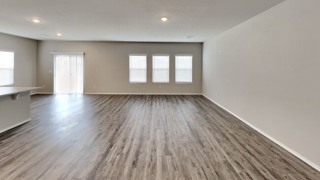 Building Photo - Very Nice and Spacious 4 Bedroom Home in Mustang Schools