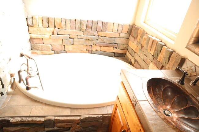 Building Photo - Your own resort! Elegant, Exclusive & Exquisite.