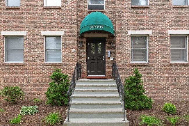 Building Photo - 619 Madison St
