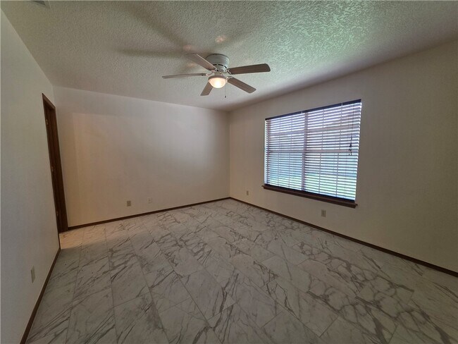 Building Photo - 2723 Kasey Ave
